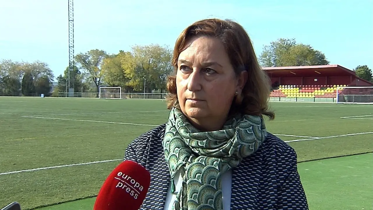 La alcaldesa de Mocejón y presidenta de la Diputación de Toledo, Concepción Cedillo, en el polideportivo de Mocejón
