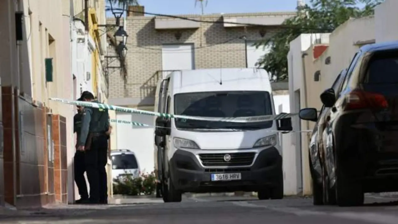 Asesina a cuchilladas a su pareja ante su hija de 3 años y se entrega a la policía, cadáver, asesinato, crimen, tiroteo, reyerta,