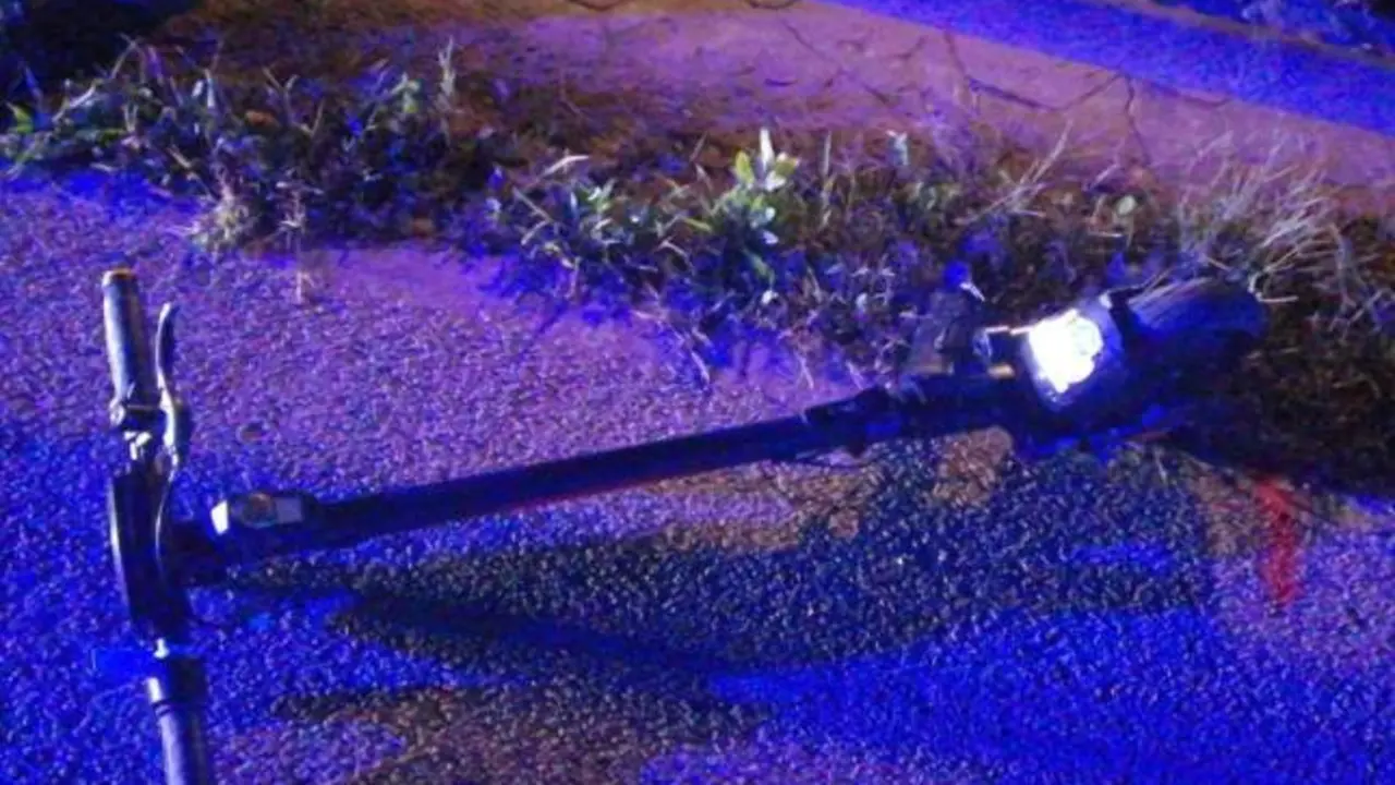 Un motorista choca con un patinete, cae y los atropellan: los dos han fallecido