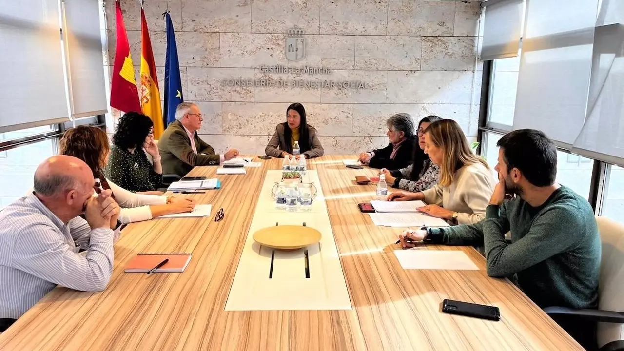 La consejera de Bienestar Social de Castilla-La Mancha, Bárbara García Torijano, en una reunión en la sede de la Consejería