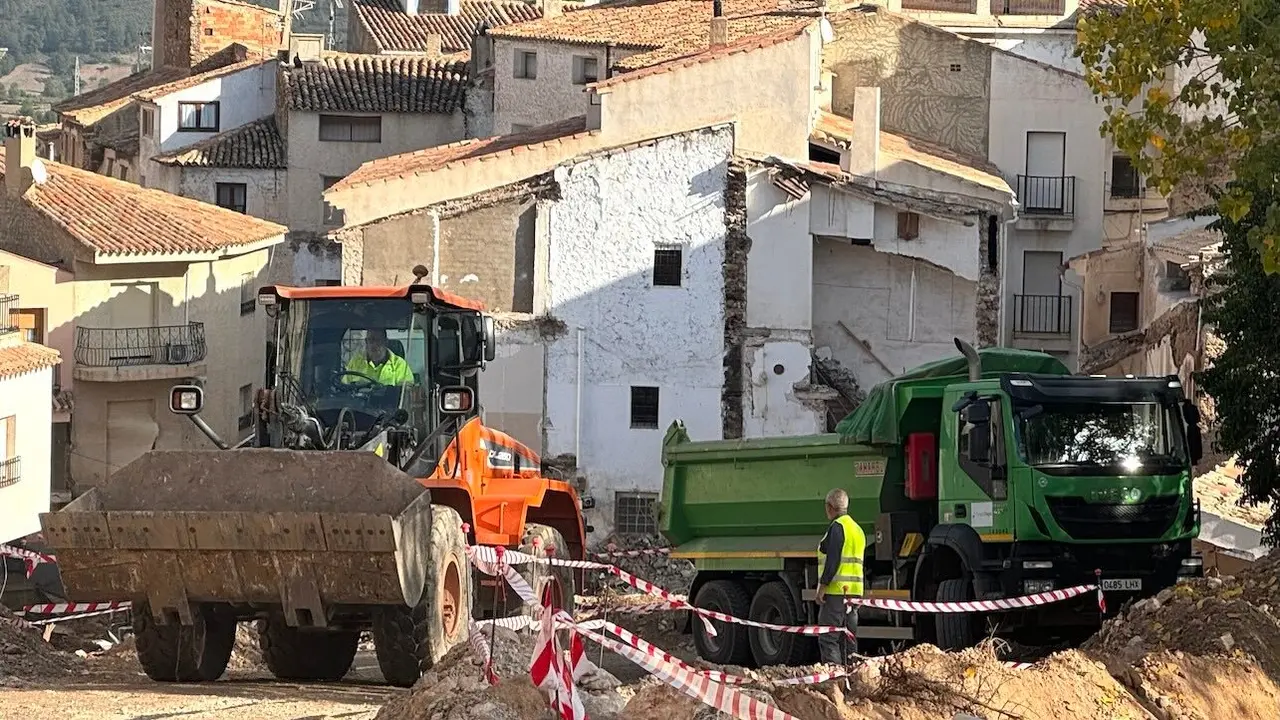El operativo de búsqueda de las dos personas que siguen desaparecidas en Letur (Albacete) desde la riada del 29 de octubre se ha reanudado este miércoles - EFE/ Miguel Andújar