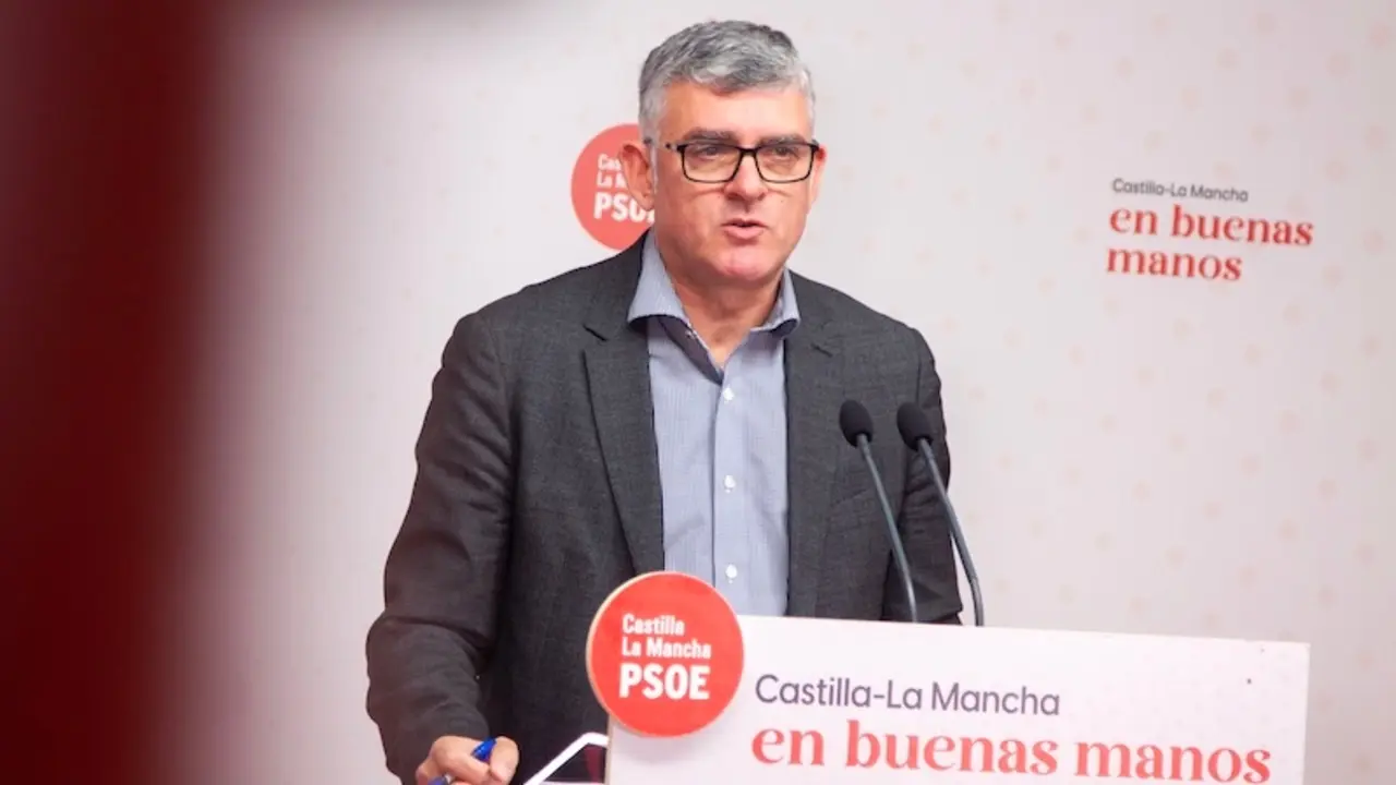 El presidente del PSOE en las Cortes de Castilla-La Mancha, Ángel Tomás Godoy, durante la rueda de prensa que ha ofrecido en la sede de los socialistas en Toledo
