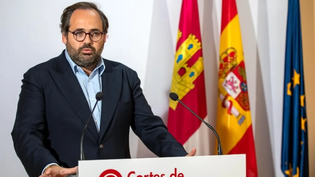 El presidente del PP de Castilla-La Mancha, Paco Núñez, durante la rueda de prensa que ha ofrecido en las Cortes regionales
