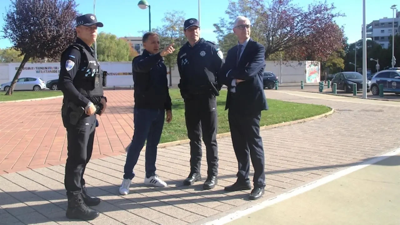 El alcalde de Albacete, Manuel Serrano, visita a uno de los puntos de control instalados en el Paseo de la Cuba