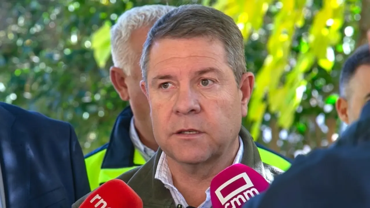 El presidente de Castilla-La Mancha, Emiliano García-Page, ha visitado la localidad guadalajareña de Villel de Mesa, afectada por la última DANA que ocasionó diversos daños materiales en el centro del municipio
