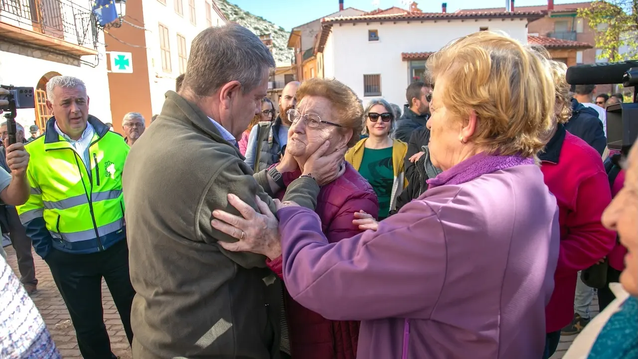 El presidente de Castilla-La Mancha, Emiliano García-Page, ha visitado la localidad guadalajareña de Villel de Mesa, afectada por la última DANA que ocasionó diversos daños materiales en el centro del municipio