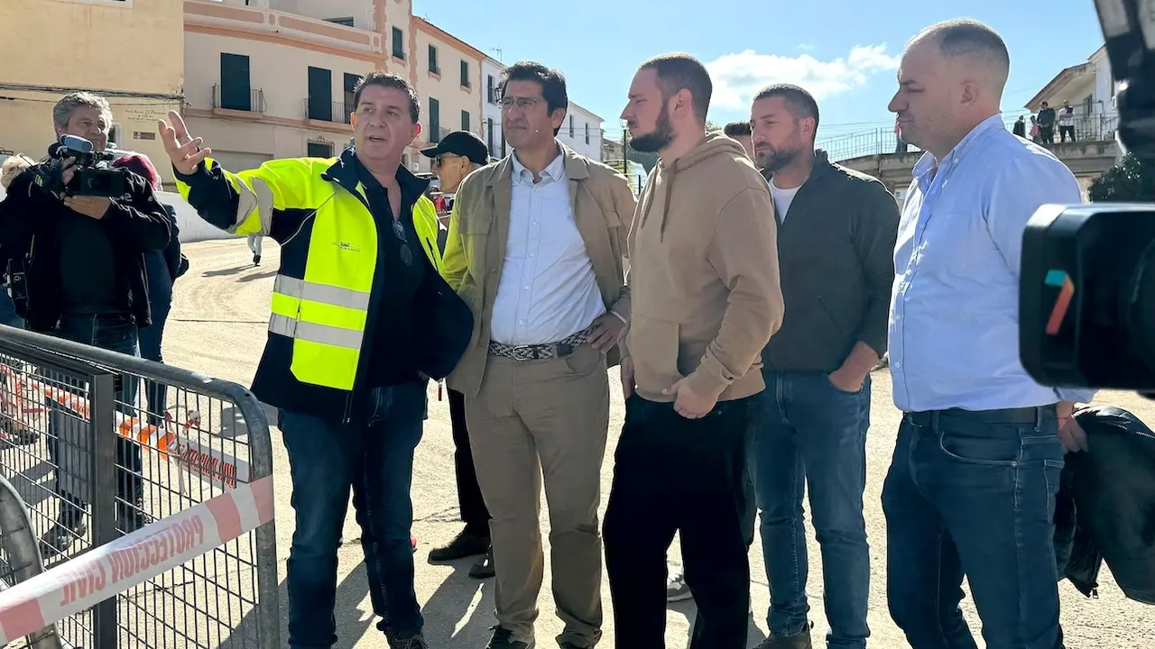 El vicepresidente segundo de Castilla la Mancha, José Manuel Caballero (c) visita la zona afectada por la DANA en Letur (Albacete) - EFE/ Miguel Andújar