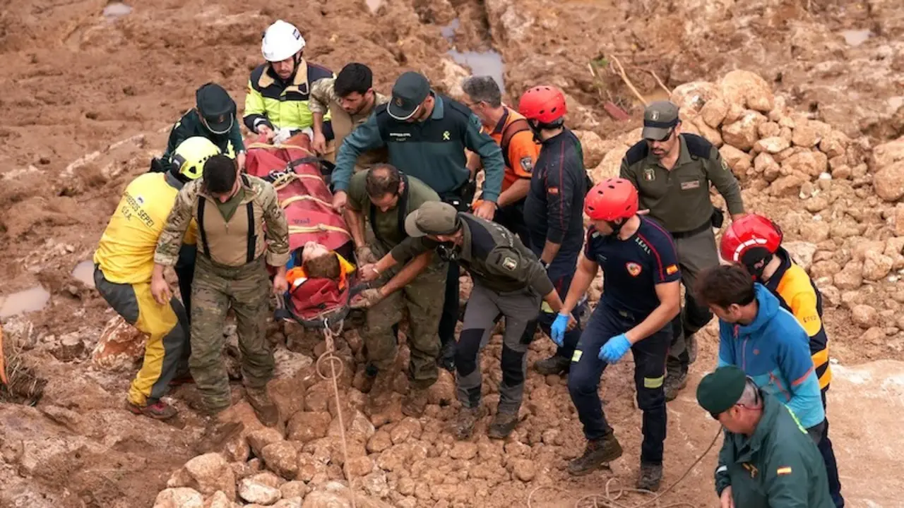 En la imagen publicada en The New York Times, se puede ver a los agentes medioambientales trabajando en tareas de rescate Letur (Albacete) tras el paso de la dana