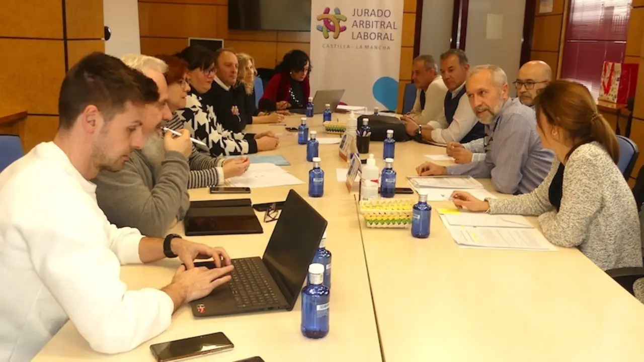 La sede del Jurado Arbitral de Castilla-La Mancha ha acogido la firma del convenio provincial de Comercio de Cuenca