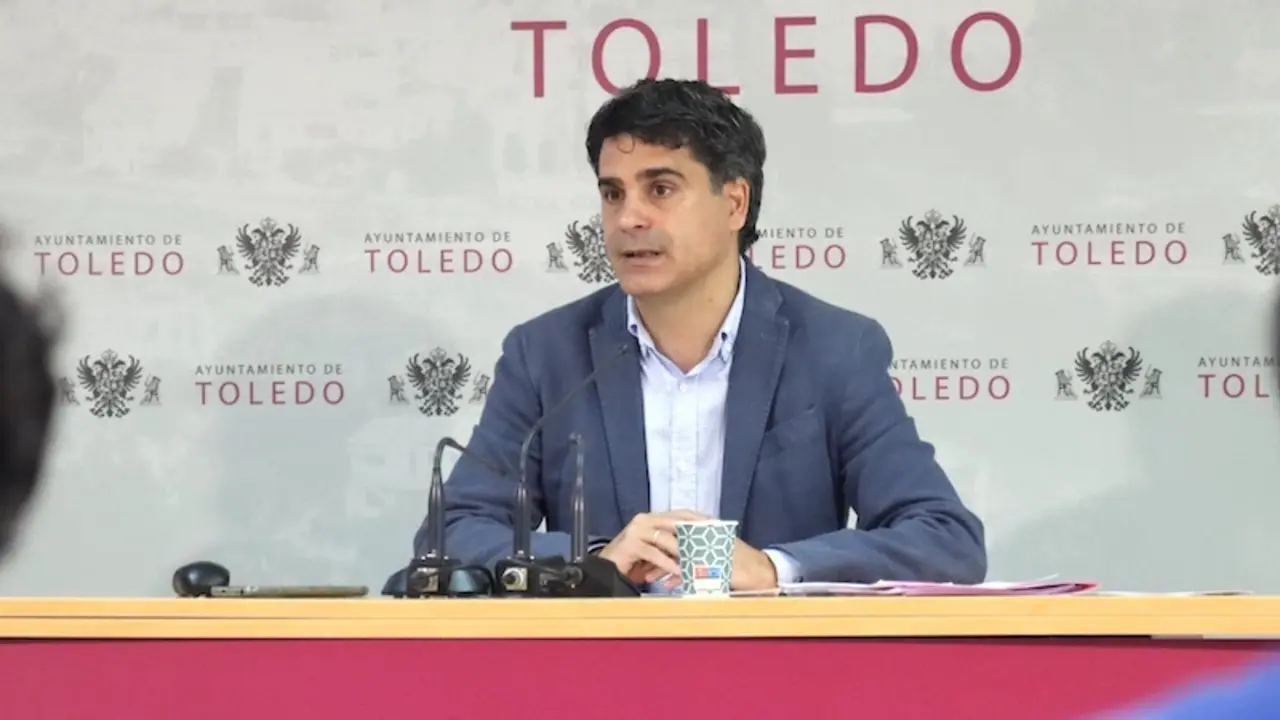 El portavoz del equipo de Gobierno del Ayuntamiento de Toledo, Juan José Alcalde, durante la rueda de prensa que ha ofrecido