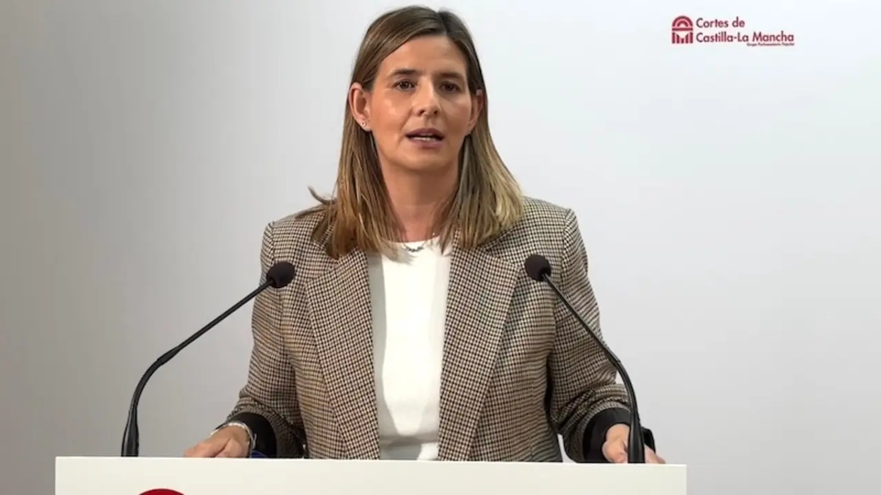 La secretaria general del PP de Castilla-La Mancha y portavoz parlamentaria, Carolina Agudo, durante la rueda de prensa que ha ofrecido en el Parlamento regional