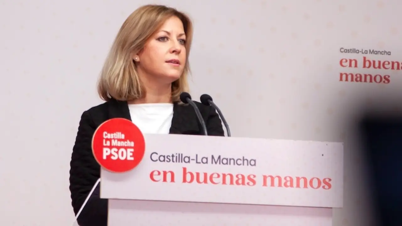 La portavoz del PSOE en las Cortes de Castilla-La Mancha, Ana Isabel Abengózar, durante la rueda de prensa que ha ofrecido en la sede de los socialistas en Toledo