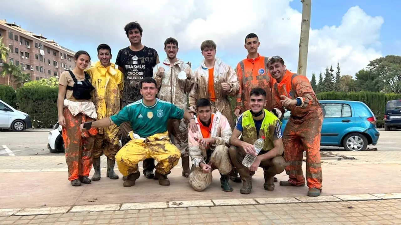 Una treintena de alumnos de la UCLM ayudan en Valencia a afectados por la dana