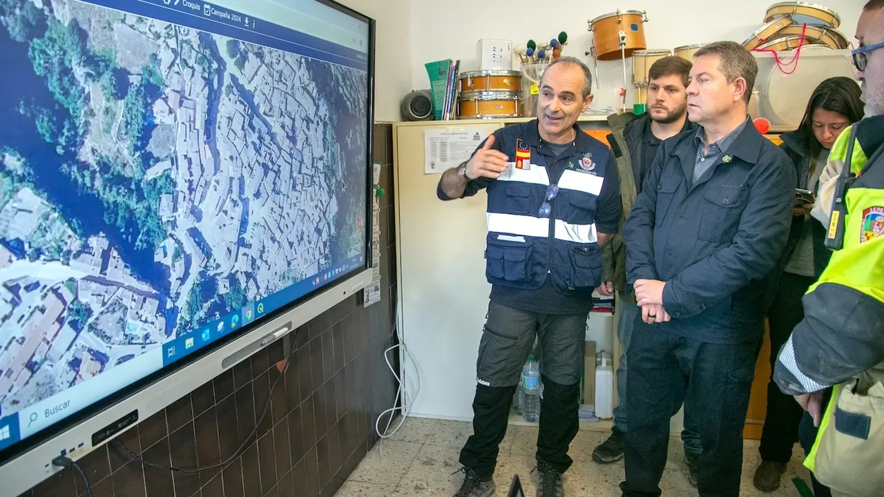 El presidente de Castilla-La Mancha, Emiliano García-Page, ha visitado en Letur (Albacete) la oficina de atención a los afectados y los trabajos en la zona afectada tras el paso de la dana