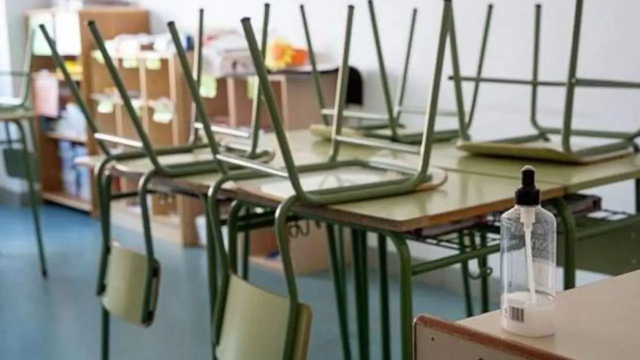 Un proyectil de hierro atraviesa la ventana e impacta contra un niño en un colegio, clase