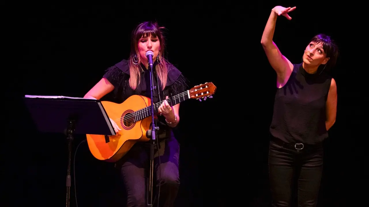 La cantante Rozalén (i) durante el concierto solidario para los afectados por la dana celebrado este jueves en el auditorio José Luis Perales, en Cuenca - EFE/Álvaro del Olmo