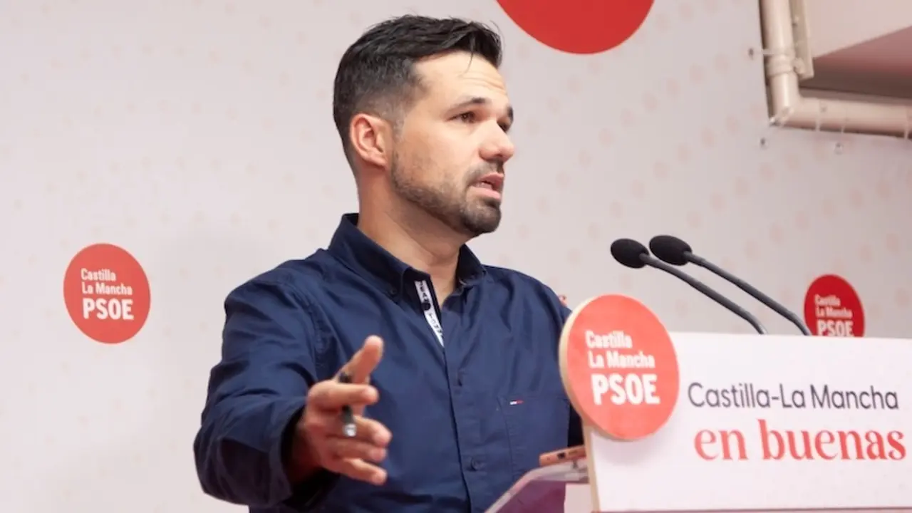 El secretario de Política Municipal del&nbsp;PSOE&nbsp;de Castilla-La Mancha, Miguel Zamora, durante la rueda de prensa que ha ofrecido en la sede de los socialistas en Toledo