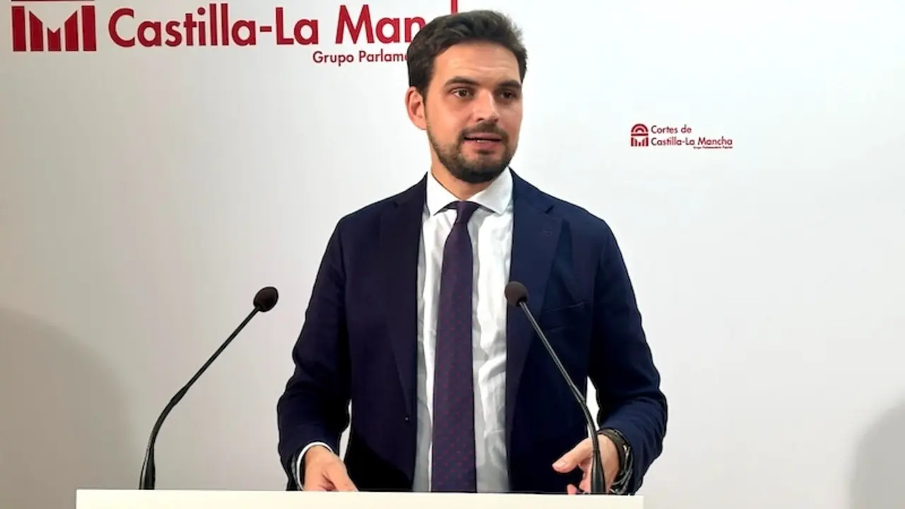 El viceportavoz del PP en las Cortes de Castilla-La Mancha, Santiago Serrano, durante la rueda de prensa que ha ofrecido en el Parlamento regional