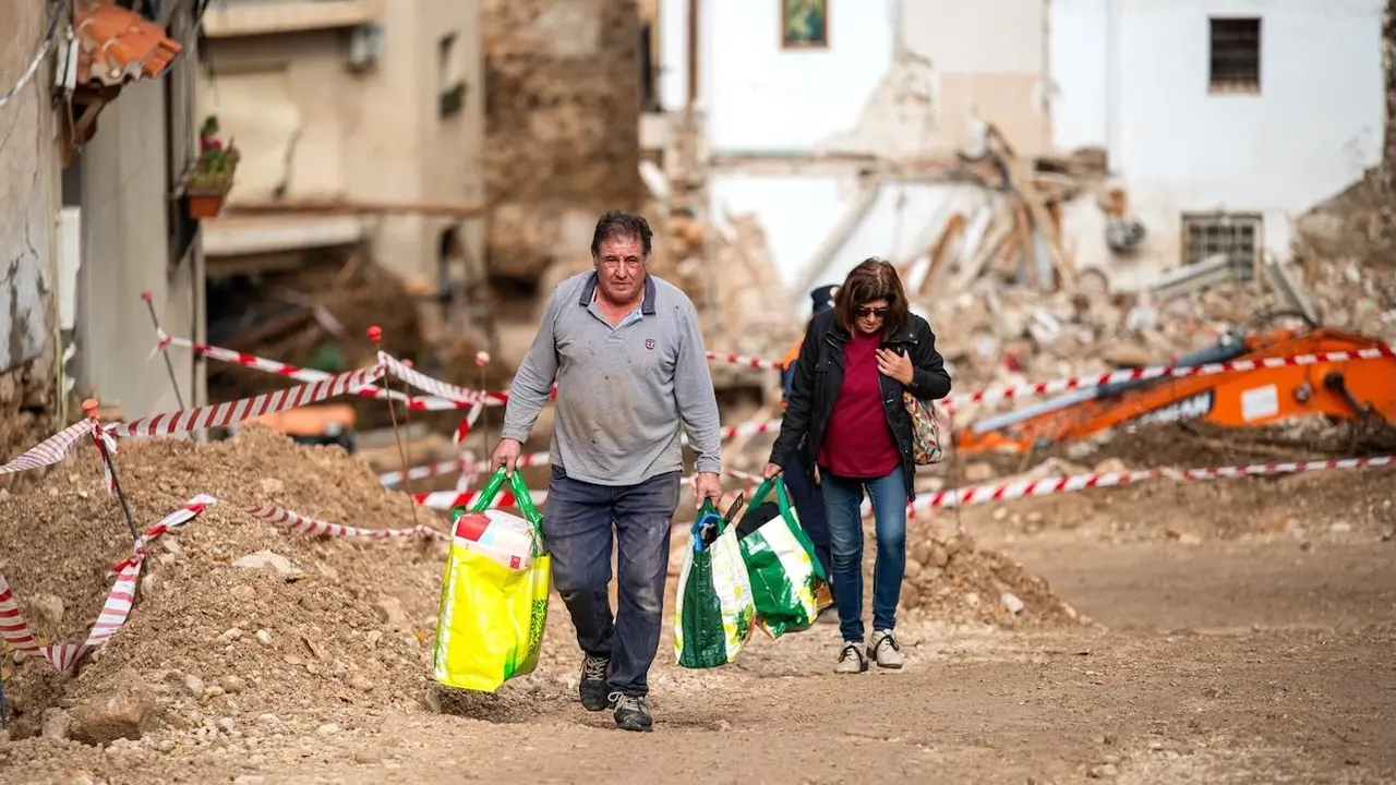 Vecinos de la zona afectada por la dana en Letur (Albacete) cargados con enseres recogidos de sus viviendas destruidas - EP/Víctor Fernández