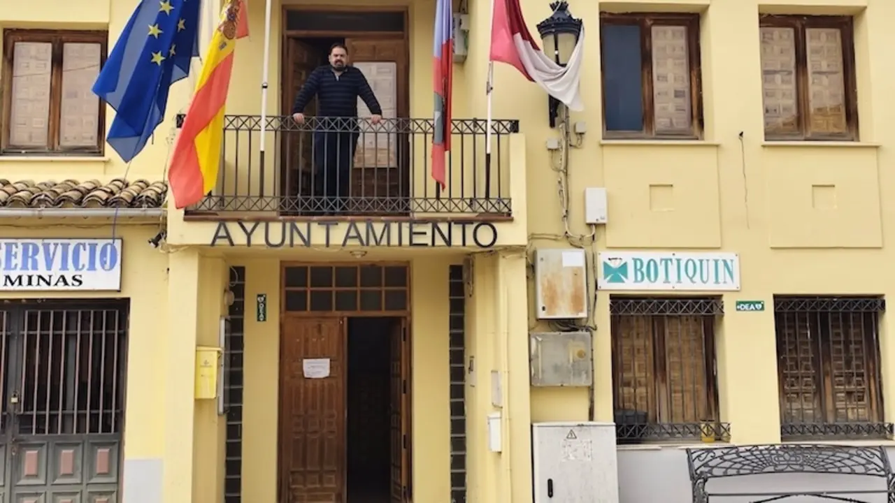 El alcalde de Alcohujate (Cuenca), Javier Herraiz, denuncia que su pueblo lleva una semana sin cobertura móvil
