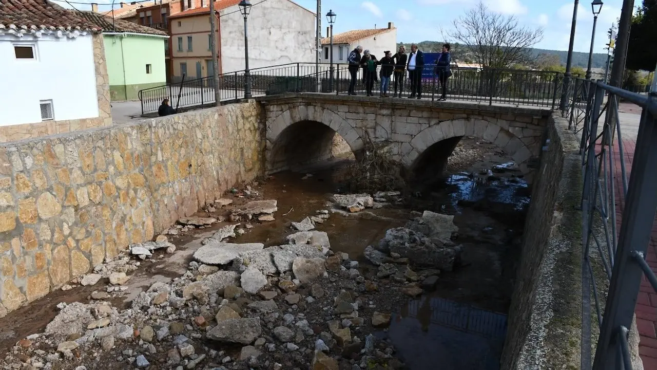 El vicepresidente primero del Gobierno regional, José Luis Martínez Guijarro, ha visitado las localidades de Talayuelas y Aliaguilla, junto a la delegada provincial de la Junta, Marian López