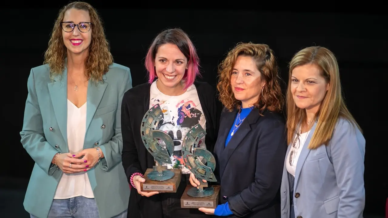 Fany de la Chica y Raquel Gómez recogen los Premios Mujeres en el Cine 'Alice Guy'