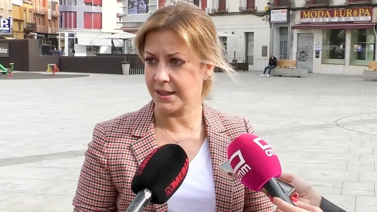 La portavoz del PSOE en las Cortes de Castilla-La Mancha, Ana Isabel Abengózar, atendiendo a los medios este sábado en Alcázar de San Juan (Ciudad Real)