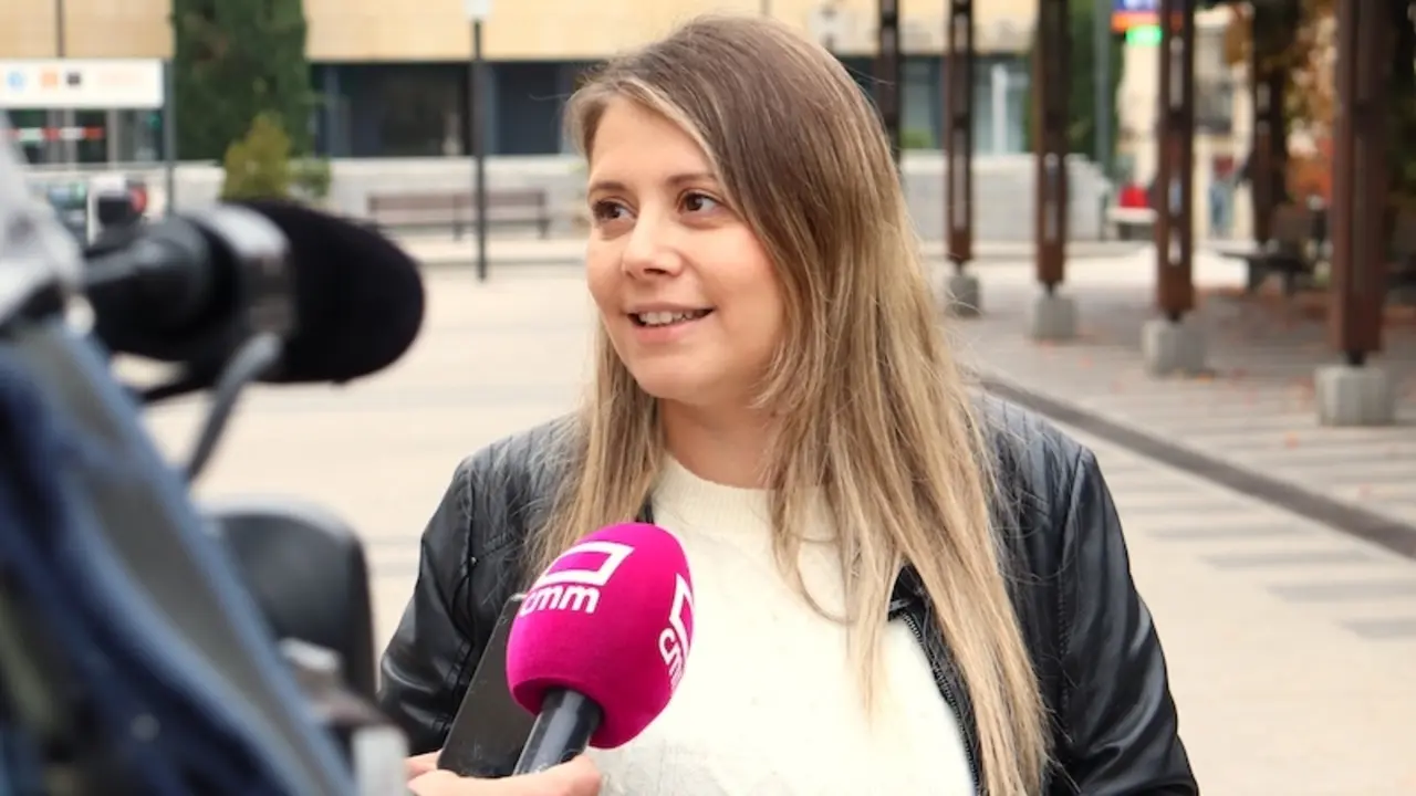 La diputada regional del PP de Castilla-La Mancha, Itziar Asenjo, atendiendo a los medios este sábado en Guadalajara