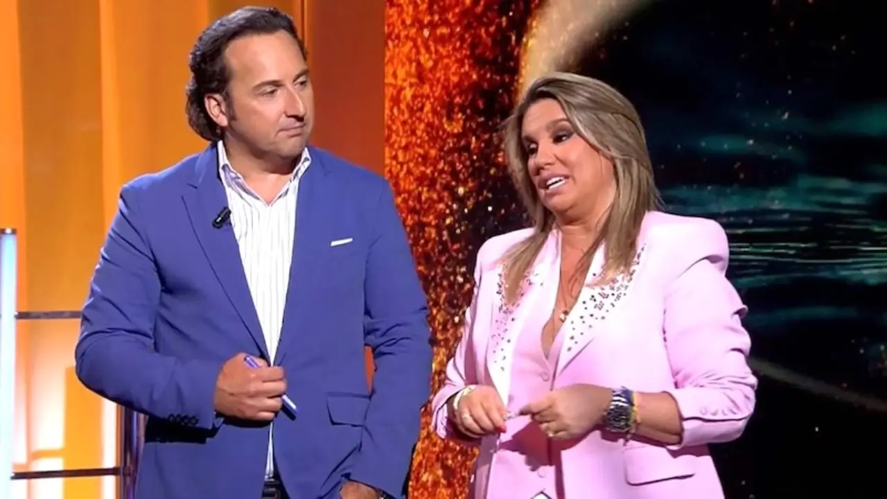 En la imagen de archivo Iker Jiménez junto a su pareja Carmen Porter en uno de sus programas