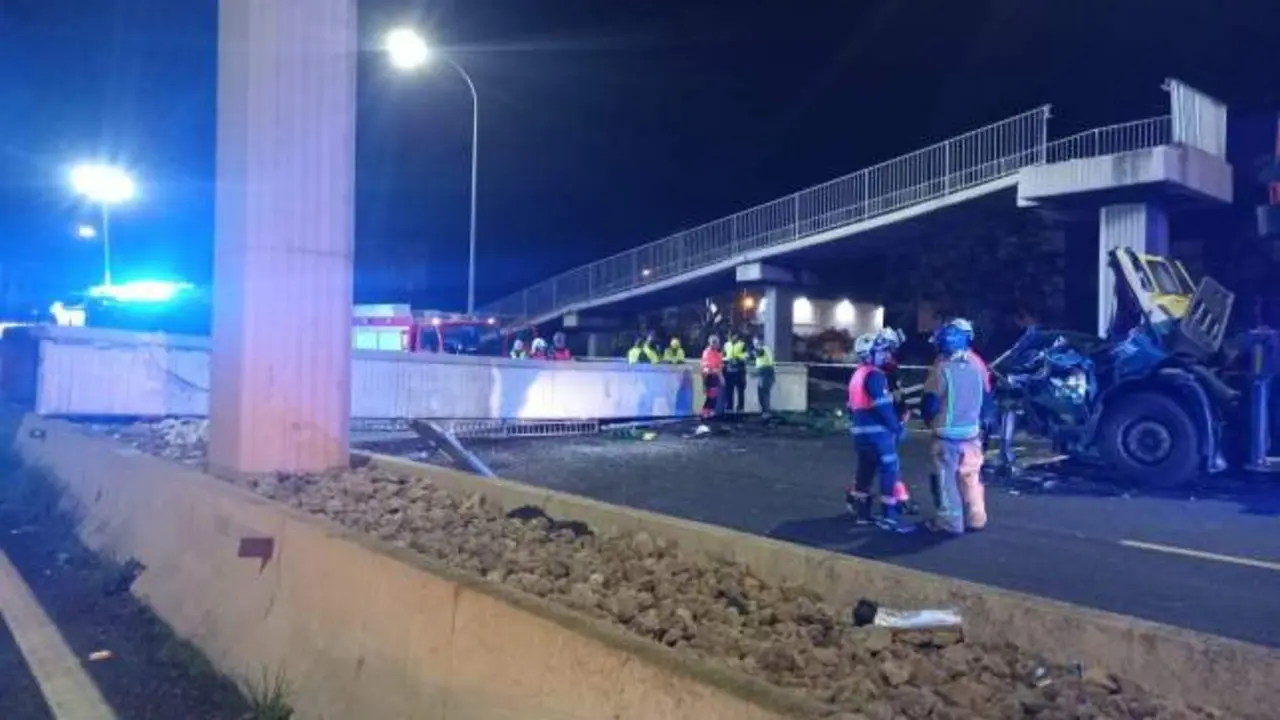 Tres trabajadores caen al vacío al derribar un camión un puente peatonal en obras