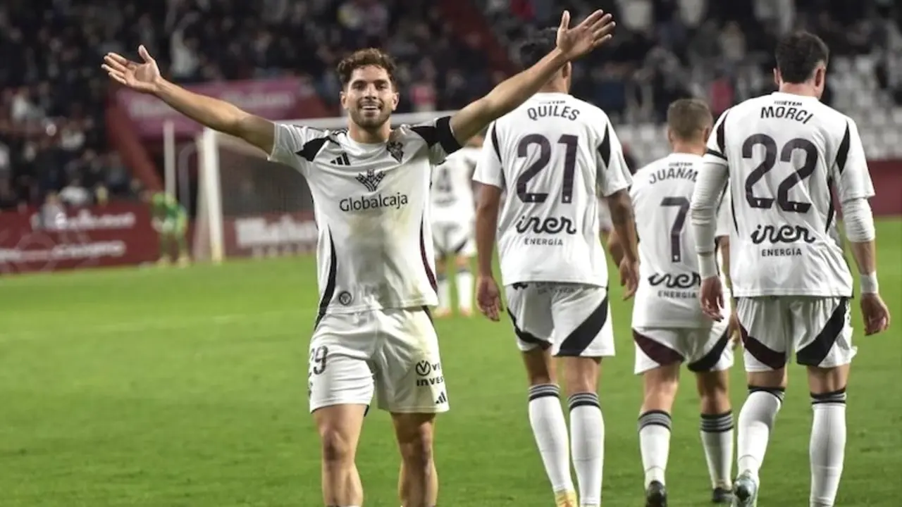 Espectáculo de fútbol y goles entre el Albacete Balompié y el Oviedo (2-2)