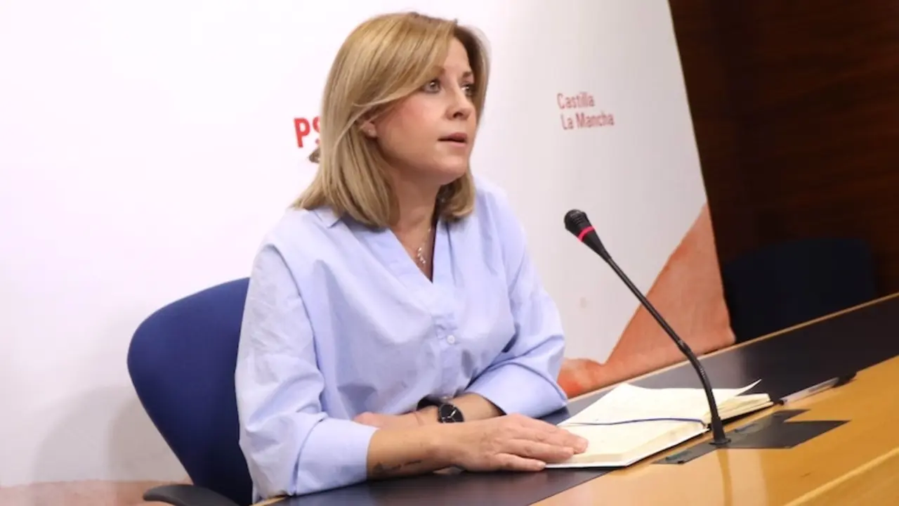 La portavoz del PSOE en las Cortes de Castilla-La Mancha, Ana Isabel Abengózar, durante la rueda de prensa que ha ofrecido en el Parlamento regional