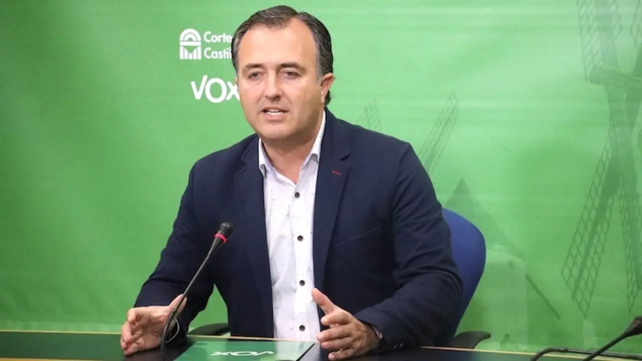 El presidente de Vox en las Cortes de Castilla-La Mancha, David Moreno, en rueda de prensa en el Parlamento regional