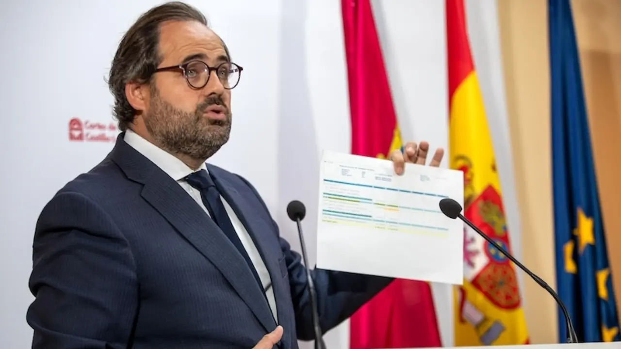 El presidente del PP de Castilla-La Mancha, Paco Núñez, en rueda de prensa en el Parlamento regional