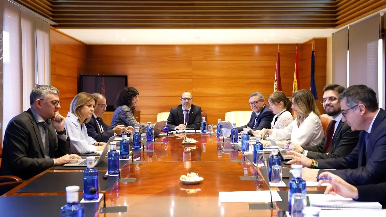 En la imagen un instante e la reunión de la Junta de Portavoces y Mesa de las Cortes de Castilla-La Mancha