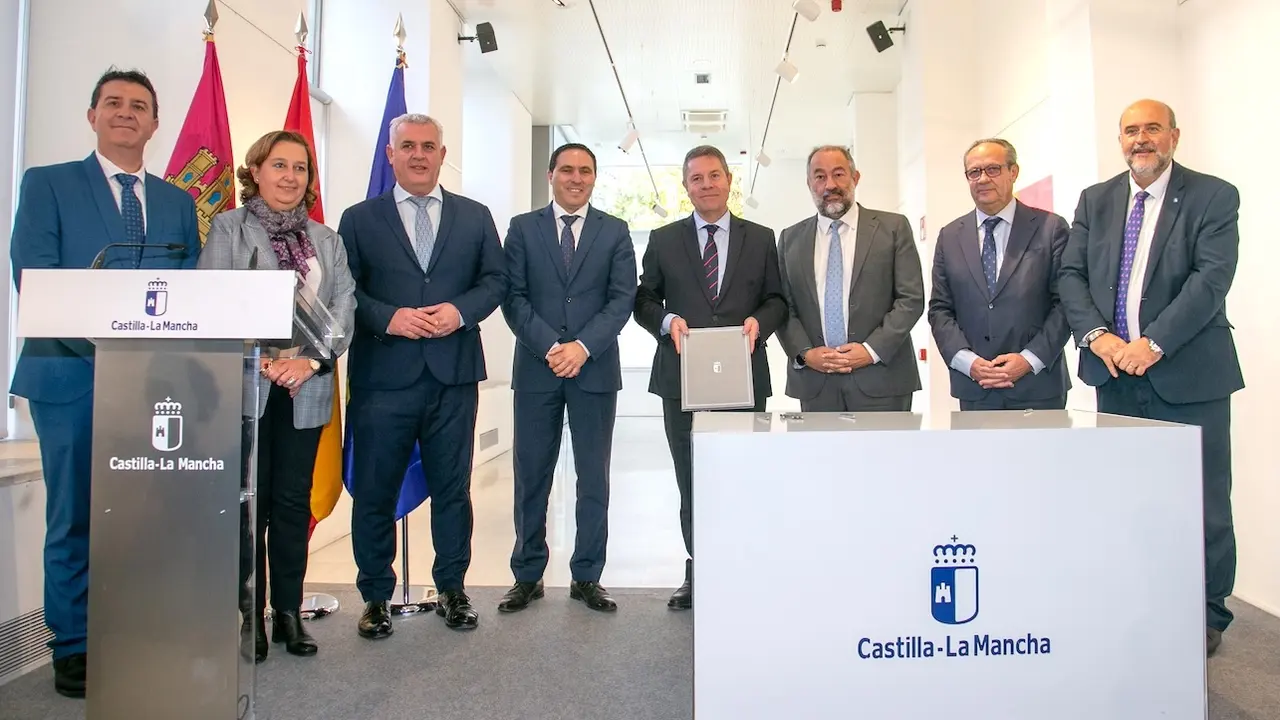 El presidente de Castilla-La Mancha, Emiliano García-Page, ha presidido en Cuenca la firma del convenio de colaboración entre la Junta, la UCLM y las cinco Diputaciones Provinciales para la creación y desarrollo del Máster Universitario en Gestión, Organización y Funcionamiento de las entidades locales
