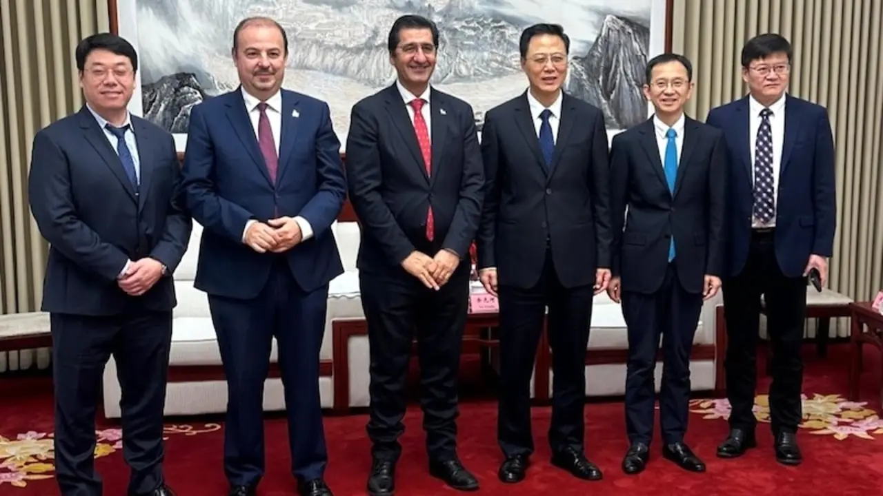 El vicepresidente segundo, José Manuel Caballero, ha mantenido un encuentro con el alcalde de Lu Zhou y ha participado en el acto de bienvenida previo al foro internacional, donde ha sido recibido por el vicegobernador de la provincia de Sichuan, Pubu Dunzhu.