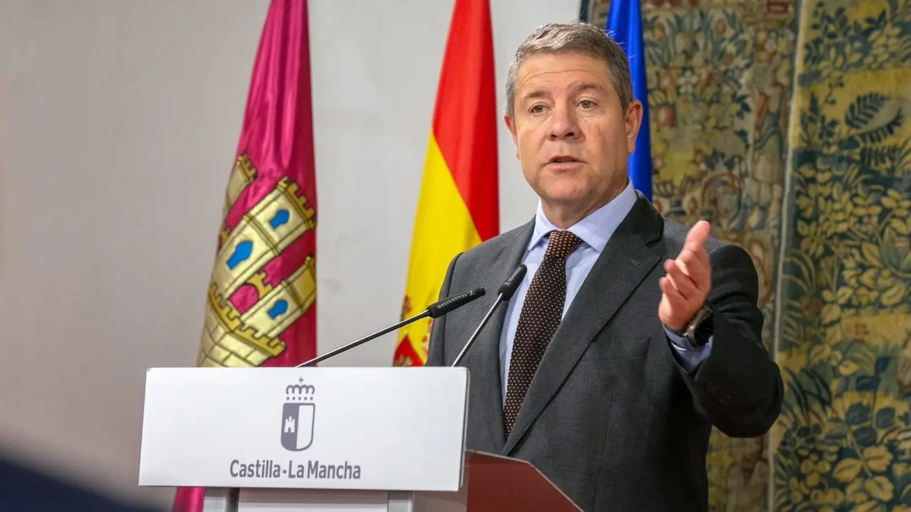 El presidente de Castilla-La Mancha, Emiliano García-Page, ha presidido en Toledo la firma de los convenios de colaboración entre la Junta, la UCLM y la UAH para el desarrollo de microcredenciales universitarias