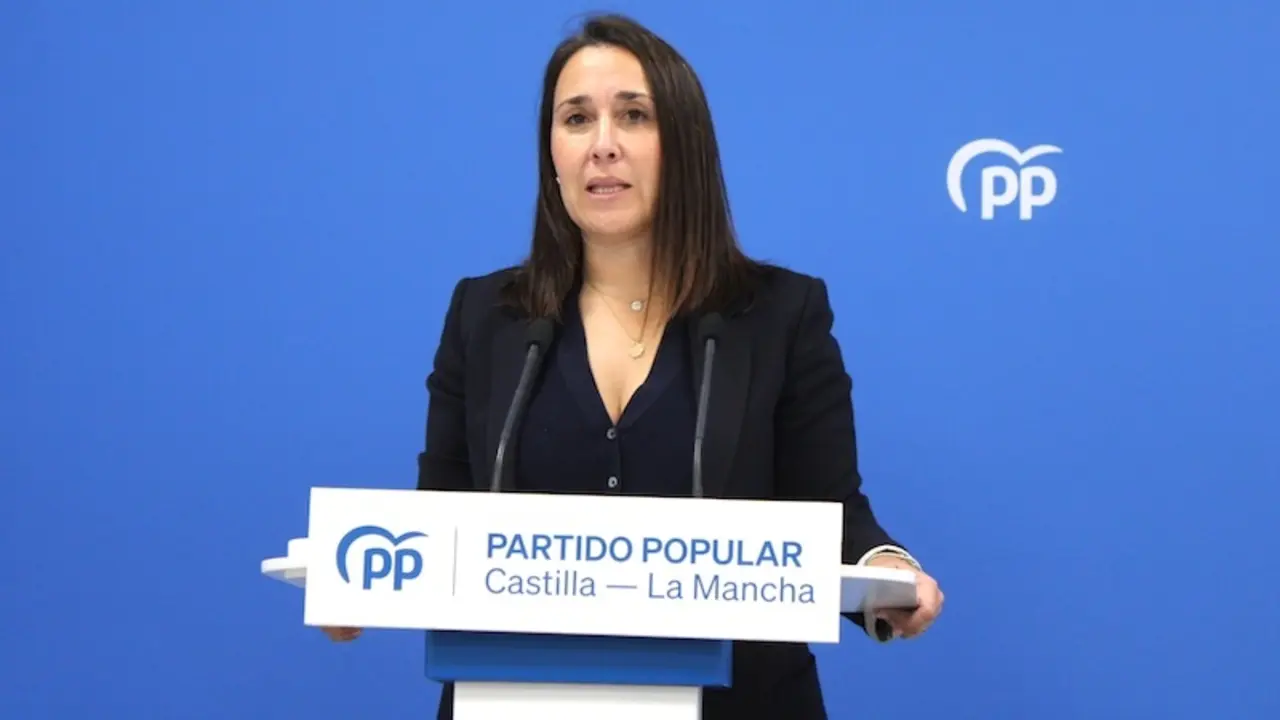 La portavoz del PP de Castilla-La Mancha, Alejandra Hernández, durante la rueda de prensa que ha ofrecido en la sede de los populares