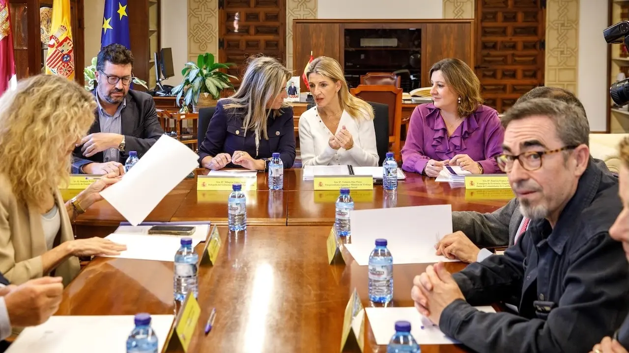 La vicepresidenta segunda del Gobierno y ministra de Trabajo, Yolanda Díaz, durante la reunión que ha mantenido en Toledo con el Gobierno de Castilla-La Mancha y los agentes sociales de la región