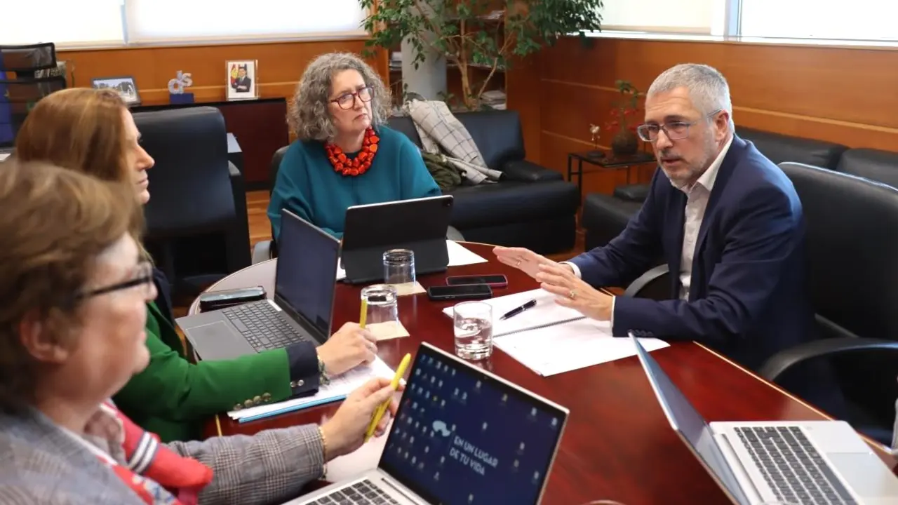 La cosejera de Desarrollo Sostenible de Castilla-La Mancha, Mercedes Gómez, durante la reunión de trabajo que ha mantenido con el secretario de Estado de Medio Ambiente, Hugo Morán, para analizar la situación de las infraestructuras dañadas por la dana
