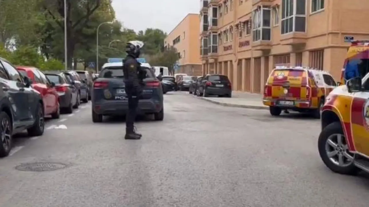 Le caen encima los restos de barrer de los vecinos y lo apuñalan cuando se queja
