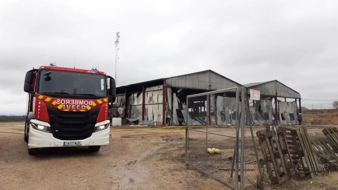 Extinguido un incendio que ha calcinado dos naves de cría de pollos en Motilleja (Albacete)