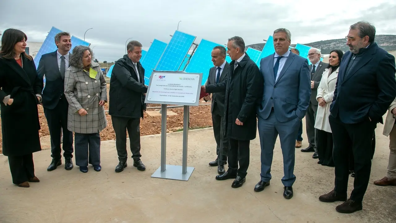 El presidente de Castilla-La Mancha, Emiliano García-Page, ha inaugurado en Puertollano (Ciudad Real) la primera planta piloto Bluesolar 1