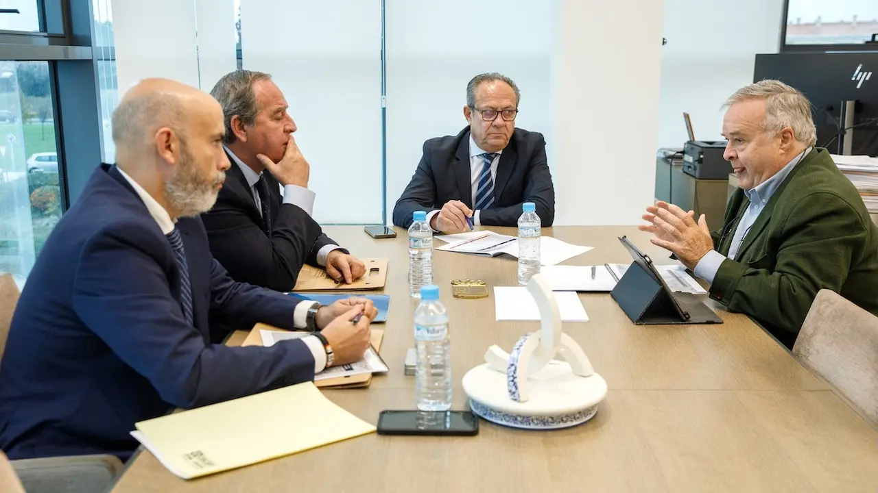El consejero de Hacienda, Administraciones Públicas y Transformación Digital, Juan Alfonso Ruiz Molina, se ha reunido con el presidente de la Confederación Regional de Empresarios de Castilla-La Mancha (CECAM), Ángel Nicolás, para informarle del proyecto de Ley de Presupuestos Generales de Castilla-La Mancha para 2025