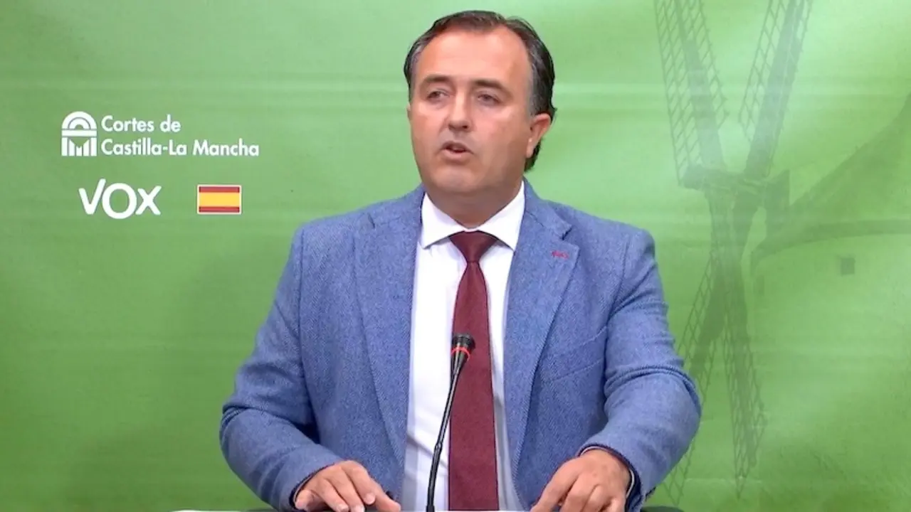 El presidente del Grupo Parlamentario Vox en las Cortes de Castilla-La Mancha, David Moreno, durante la rueda de prensa que ha ofrecido en el Parlamento regional