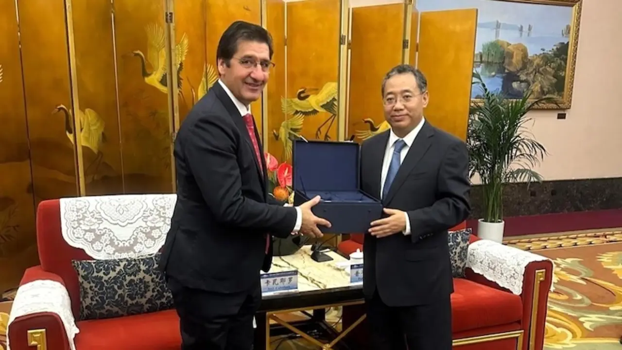 El vicepresidente segundo, José Manuel Caballero, ha explicado al vicegobernador de Sichuan, Pubu Dunzhu, las políticas de atracción de inversión extranjera que está desarrollando el Gobierno de Castilla-La Mancha ante el gran interés por la región de esta provincia china que es uno de los principales centros industriales del país