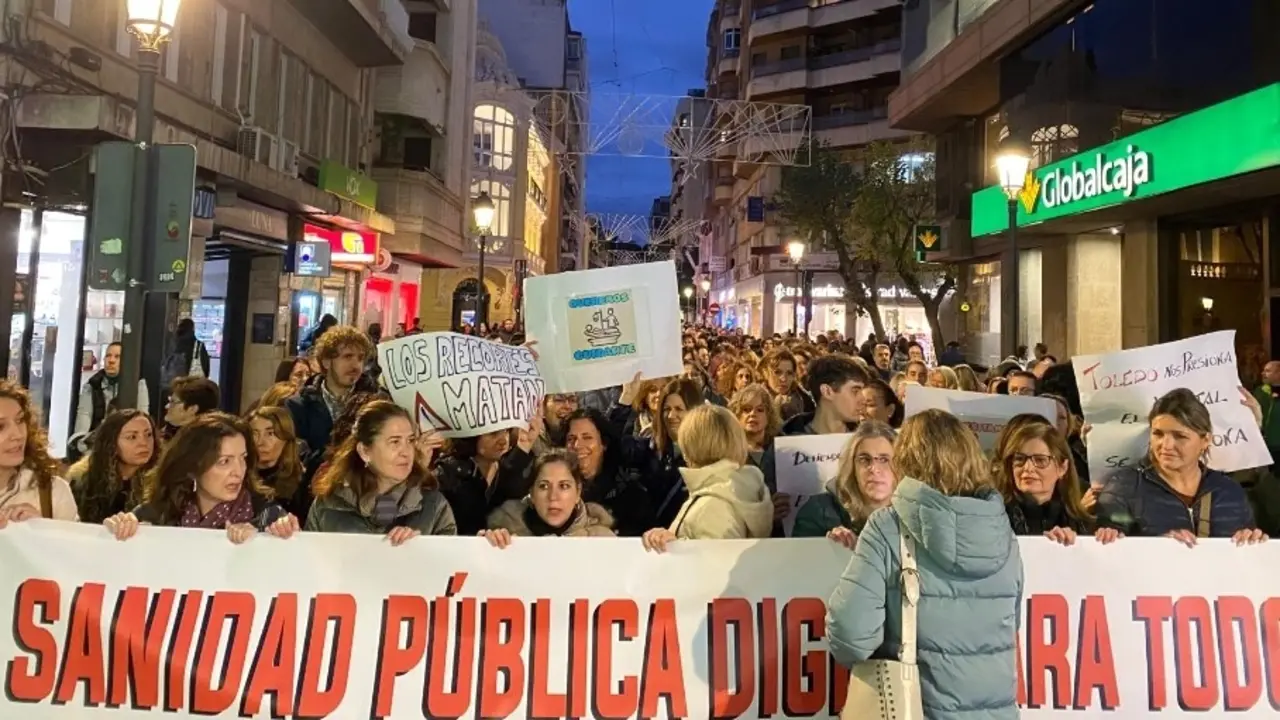 Unas 2.000 personas se manifiestan en Albacete en favor de la sanidad pública - Fotografía: Diario Sanitario