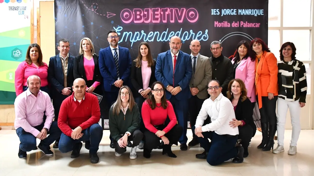 El vicepresidente primero del Gobierno regional, José Luis Martínez Guijarro, y el consejero de Educación, Cultura y Deportes, Amador Pastor, han participado en la cuarta edición de la feria ‘Objetivo Emprendedores’ celebrada en IES Jorge Manrique de Motilla del Palancar