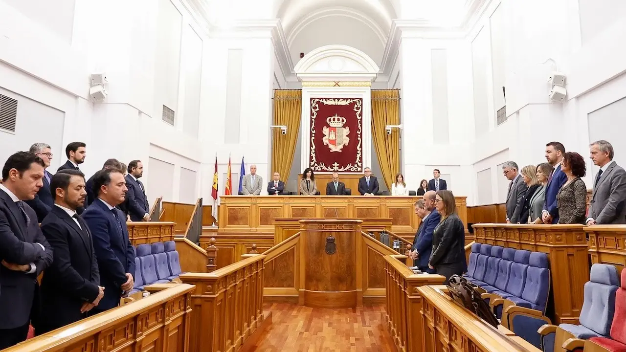 Las Cortes de Castilla-La Mancha guardan un minuto de silencio por las víctimas de la dana
